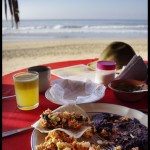 Desayuno mexicain typique. Un régal. Oeufs aux légumes, tortillas, frijoles, jus d'orange, café, ...