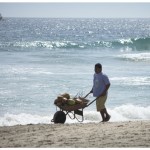 Un vendeur de cocos ambulant sur la plage.